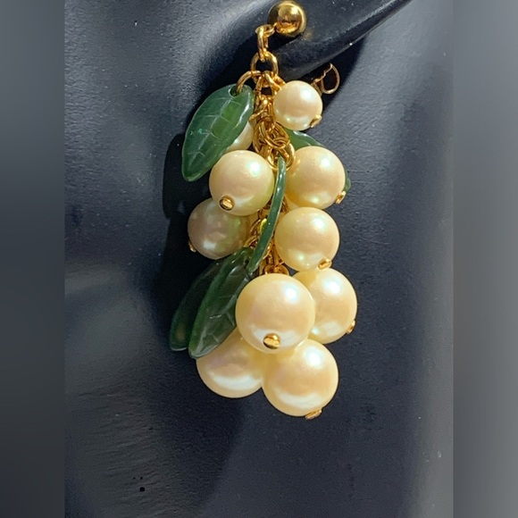 Jewelry - Vintage ‘80’s faux pearl “fruit bunch” earrings